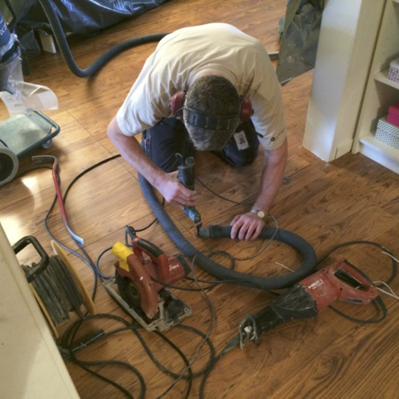 Han sgar upp vrt fina golv Han sgar upp vrt fina golv