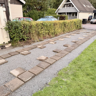 Lagt ut plattor och skyfflat makadam